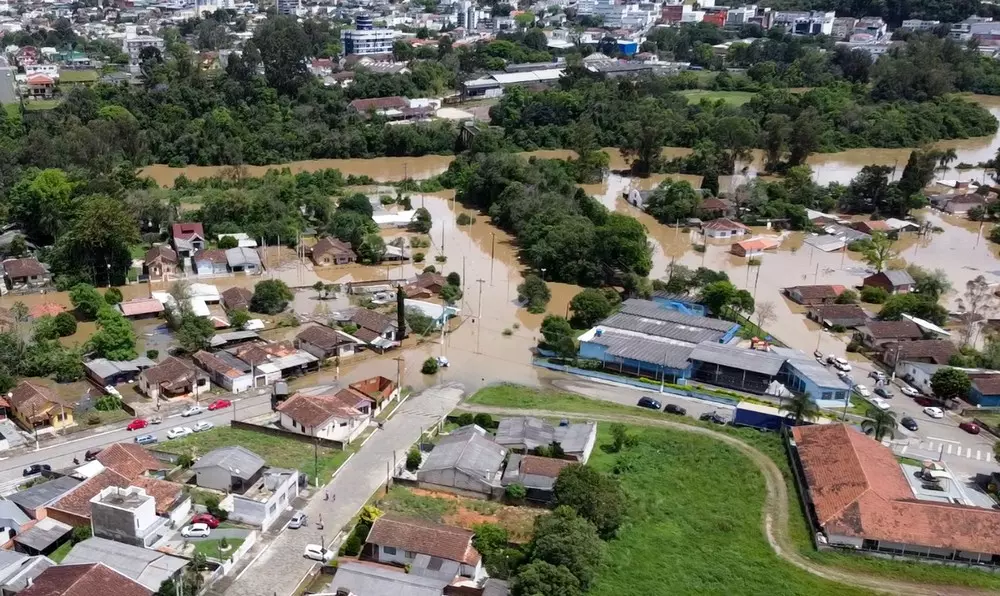 Nível do rio Negro atinge 10 metros e a situação continua crítica em Rio Negro